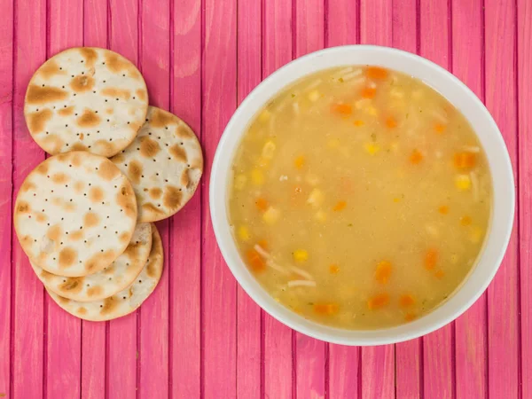 Hühnersüßmais und Nudelsuppe mit Crackern — Stockfoto