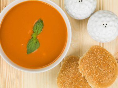 Kase domates ve fesleğen çorbası