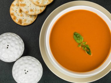 Kase domates ve fesleğen çorbası