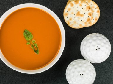 Kase domates ve fesleğen çorbası