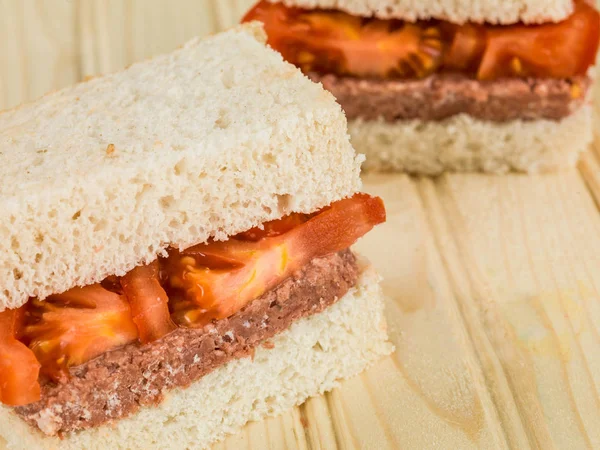 Corned Beef and Tomato White Bread Sandwich — Stock Photo, Image