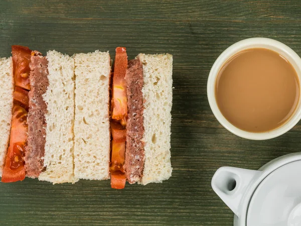 Sığır konservesi ve domates beyaz ekmek sandviç — Stok fotoğraf