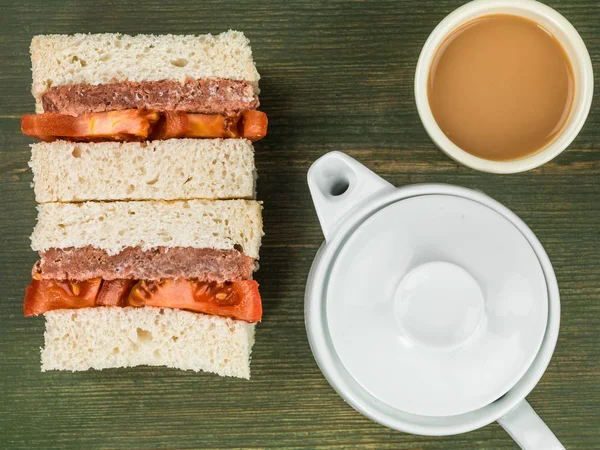 Sığır konservesi ve domates beyaz ekmek sandviç — Stok fotoğraf
