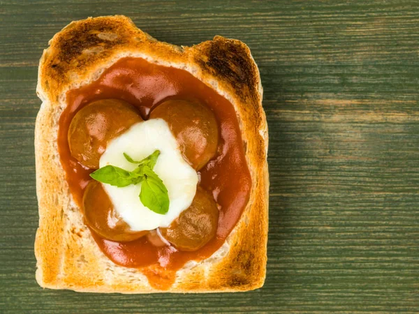 Gehaktballetjes in tomatensaus met Mozzarella Kaas op Toast — Stockfoto