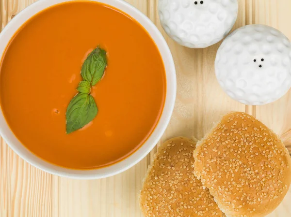 Kase domates ve fesleğen çorbası