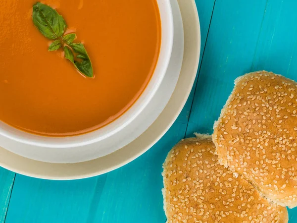 Kase domates ve fesleğen çorbası