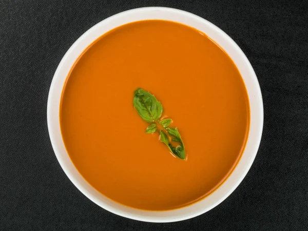 Kom met tomaat en basilicum soep — Stockfoto