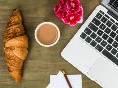 Kruvasan ve Kahvaltı veya aperatif çalışma çay