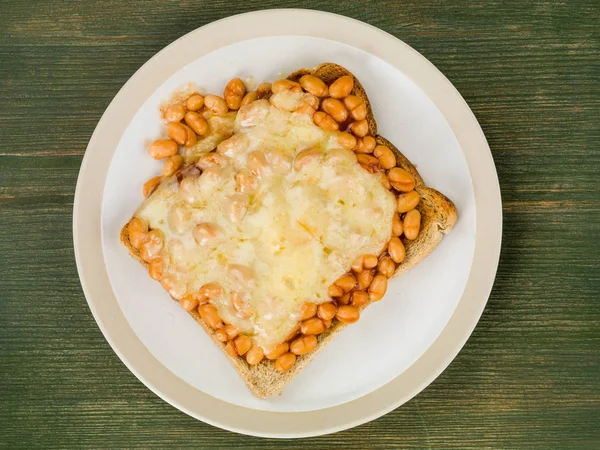 Gebakken bonen en gesmolten kaas op Toast — Stockfoto