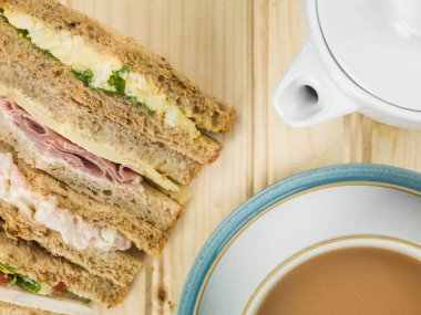 Kahverengi ekmek bir fincan çay ile çeşitli sandviç yelpazesi