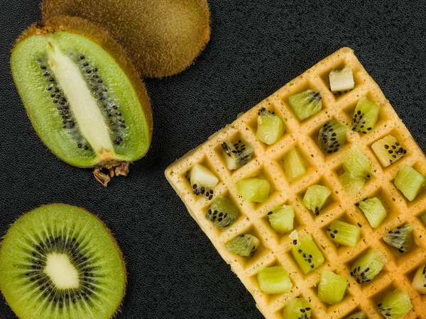 Kiwi Fruta en un gofre tostado — Foto de Stock