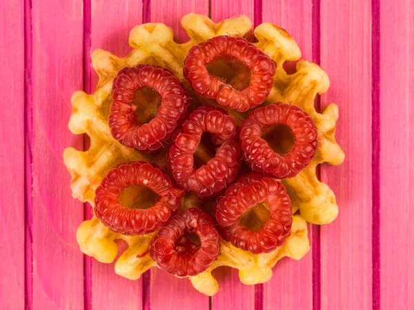 Single Belgian Butter Waffle With Fresh Raspberries — Stock Photo, Image