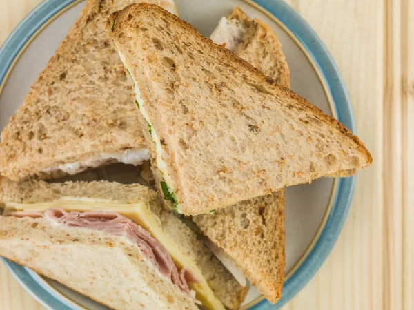 Tabak kahverengi ekmek içinde çeşitli sandviç