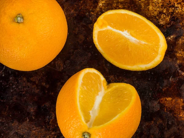 Φρέσκα ώριμα πορτοκάλια ζουμερά και φέτες πορτοκάλι — Φωτογραφία Αρχείου