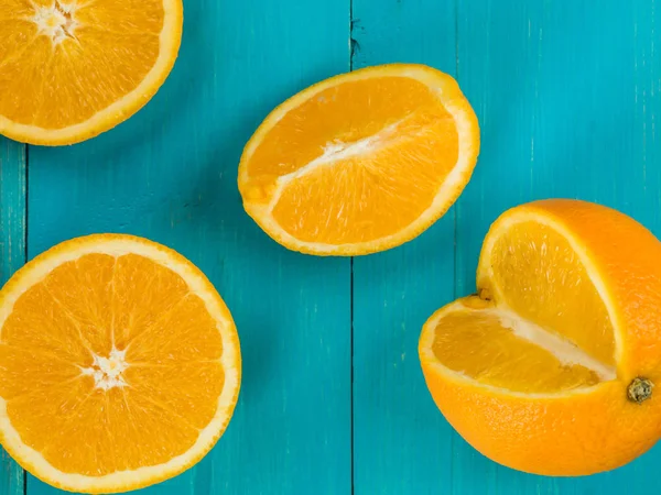 Laranjas suculentas maduras frescas e segmentos de laranja — Fotografia de Stock