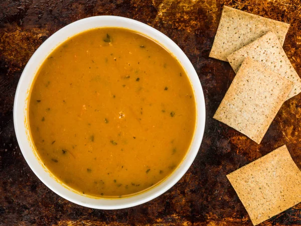 Kom met wortel en koriander soep — Stockfoto