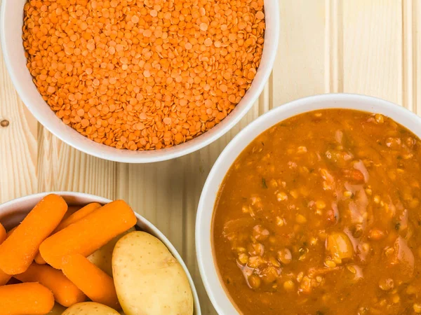 Schüssel klobige Linsen- und Specksuppe — Stockfoto