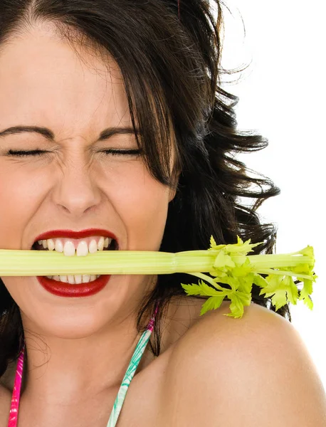 Vonzó egészséges fiatal nő csípős egy botot a zeller salátával — Stock Fotó