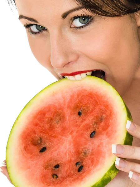Mladá žena kousání čerstvé zralé šťavnatý meloun — Stock fotografie