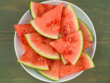Plaka kesme karpuz segmentleri