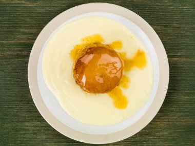 Şurubu veya pekmez sünger puding krema ile