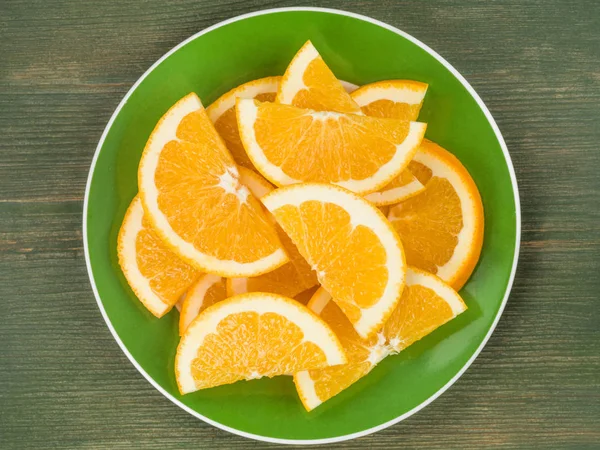 Tranches d'orange juteuses fraîchement coupées ou segments — Photo