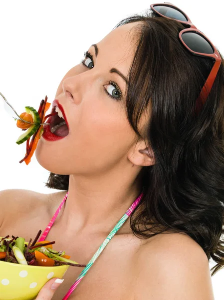 Atractiva mujer joven feliz comiendo ensalada mixta fresca —  Fotos de Stock
