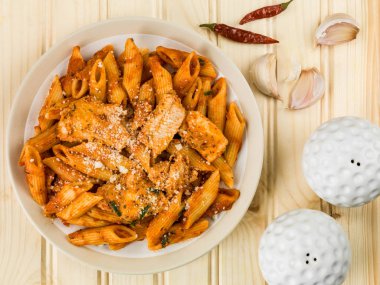İtalyan usulü tavuk Penne makarna Arrabbiata