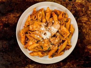 İtalyan usulü tavuk Penne makarna Arrabbiata