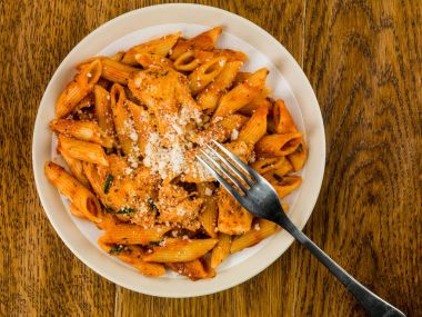 İtalyan usulü tavuk Penne makarna Arrabbiata