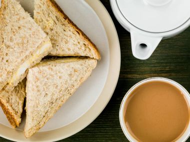 Ücretsiz aralığı yumurta ve mayonez sandviç kepekli ekmek