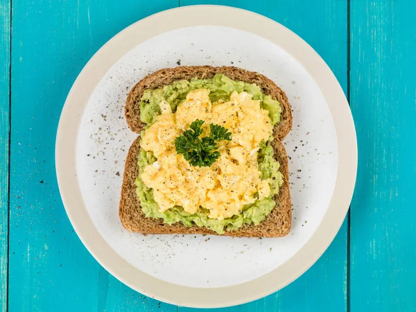 Scrambles Eggs and Avocado on Toasted Wholemeal Brown Bread — Stock Photo, Image