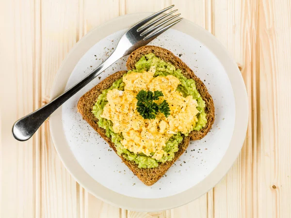 Scrambles Eggs and Avocado on Toasted Wholemeal Brown Bread — Stock Photo, Image