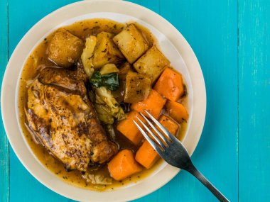 Tavuk güveç sebze ve sos ile