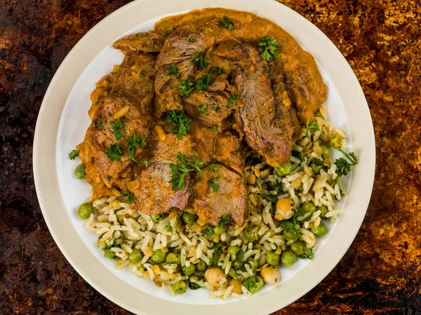 Agnello aromatico al curry con riso vegetale — Foto Stock