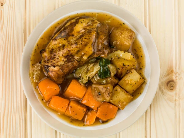 Ragoût de poulet aux légumes et sauce — Photo