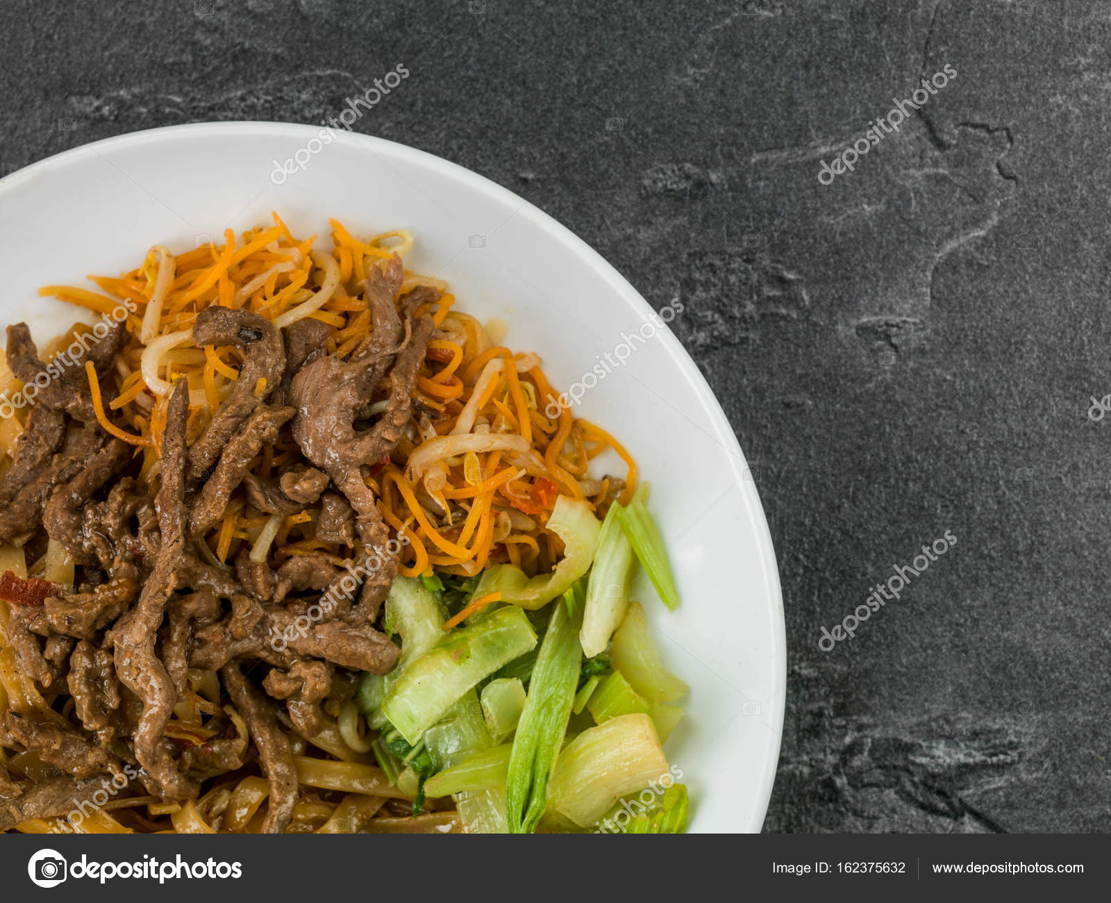 Thailändische Rindfleischnudeln in Chilisoße — Stockfoto © richardmlee ...