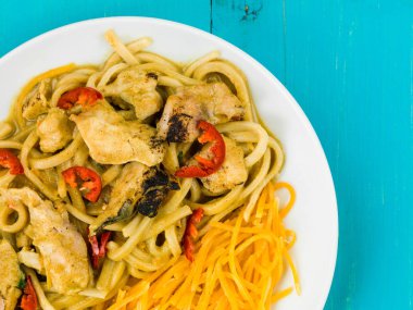 Körili tavuk Katsu biber ile erişte