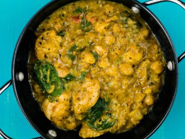 Keralan tavuk köri içinde Hindistan cevizi soslu ve sebze