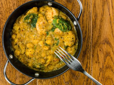 Keralan tavuk köri içinde Hindistan cevizi soslu ve sebze