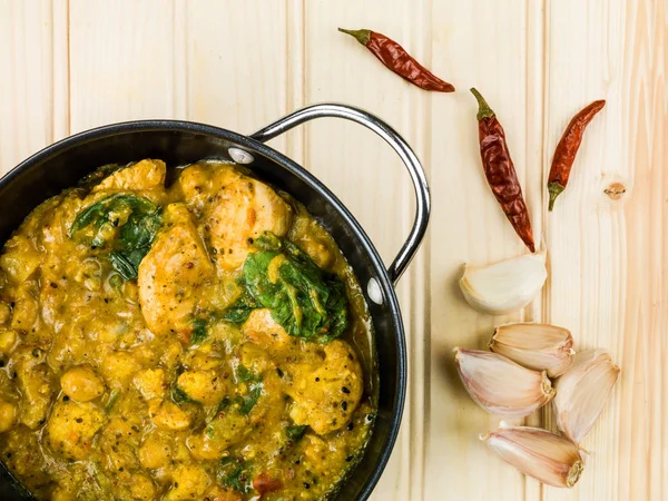 Curry de pollo Keralan en salsa de coco y verduras — Foto de Stock