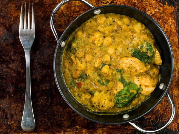 Keralan pollo al curry in salsa di cocco e verdure — Foto Stock