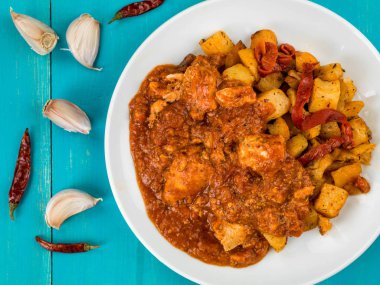 İspanyol tarzı Bravas tavuk Tapas kızartma patates ile