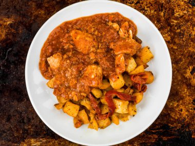 İspanyol tarzı Bravas tavuk Tapas kızartma patates ile