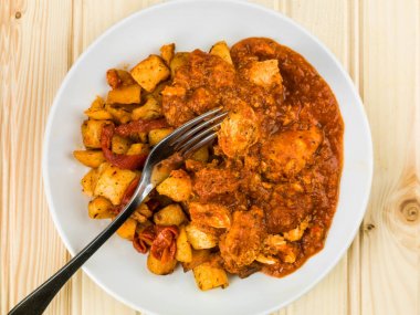 İspanyol tarzı Bravas tavuk Tapas kızartma patates ile