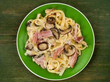 Jambon ve mantar Tagliatelle makarna