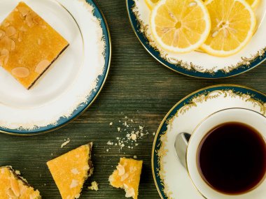 Siyah limon çayı ile kiraz Bakewell kek dilimler