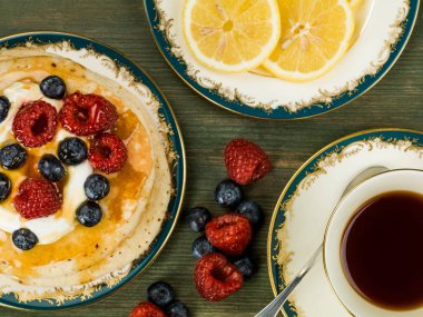 Taze Ahududu ve yaban mersini ile Buttermilk Pancakes