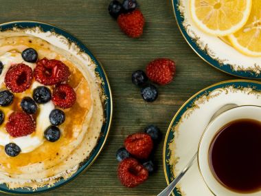 Taze Ahududu ve yaban mersini ile Buttermilk Pancakes