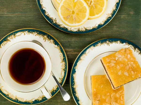 Cherry Bakewell rebanadas de pastel con té de limón negro —  Fotos de Stock